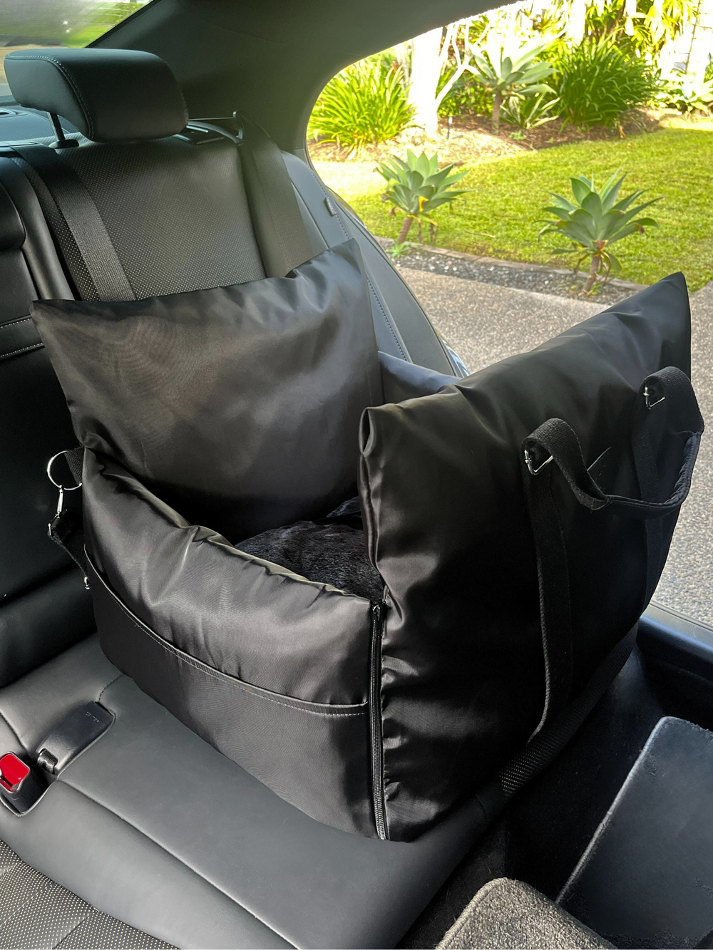 Black Lila Co Premium Pet Car Seat in-situ