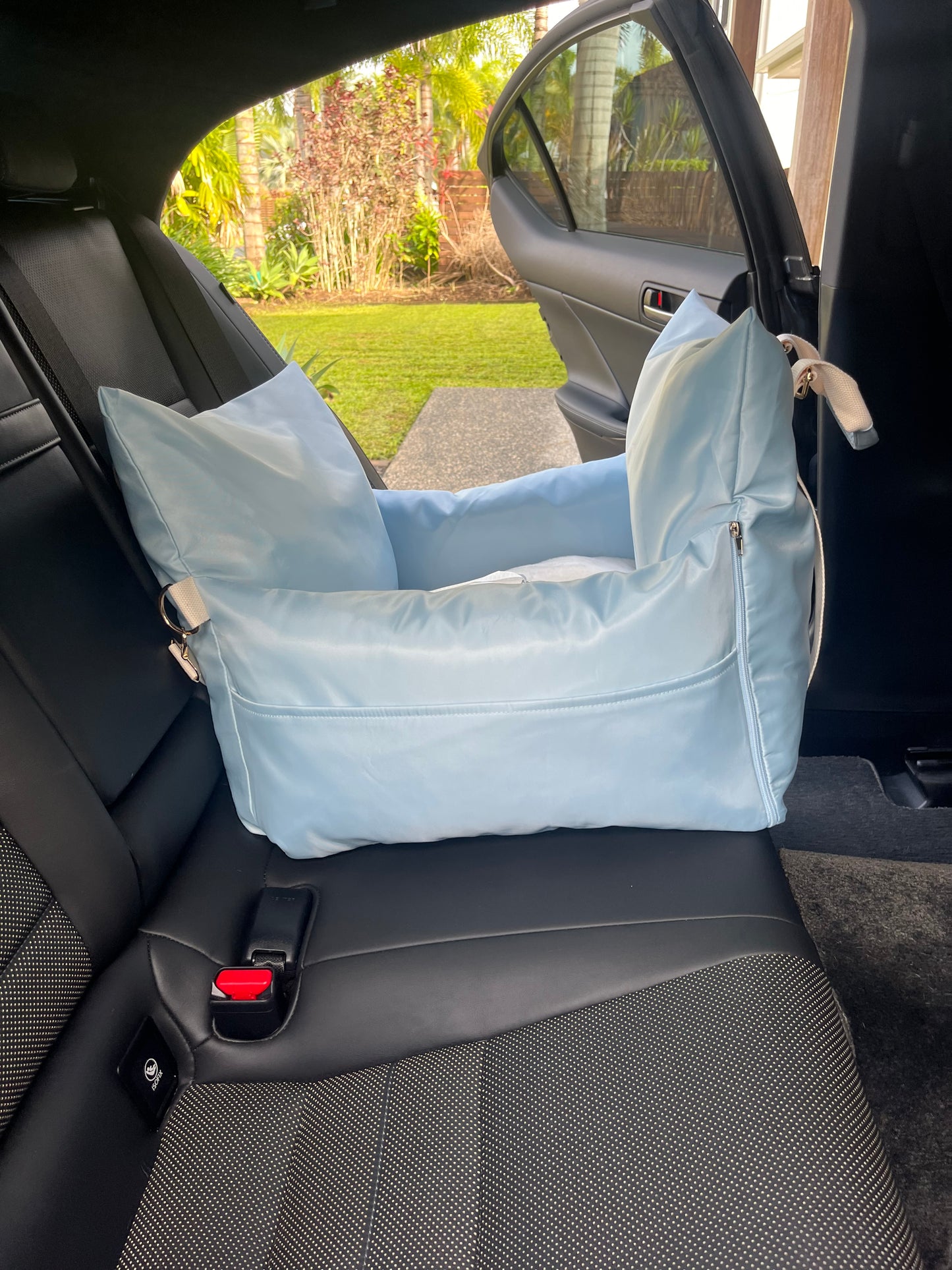 
                  
                    Lila Co Baby Blue Dog Car Seat Side View
                  
                