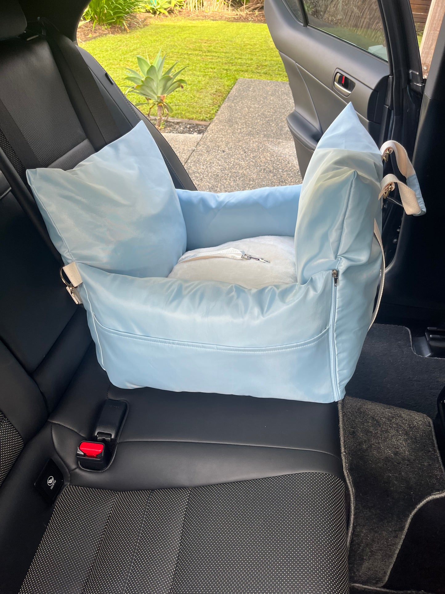 
                  
                    Lila Co Baby Blue Dog Car Seat Side View
                  
                